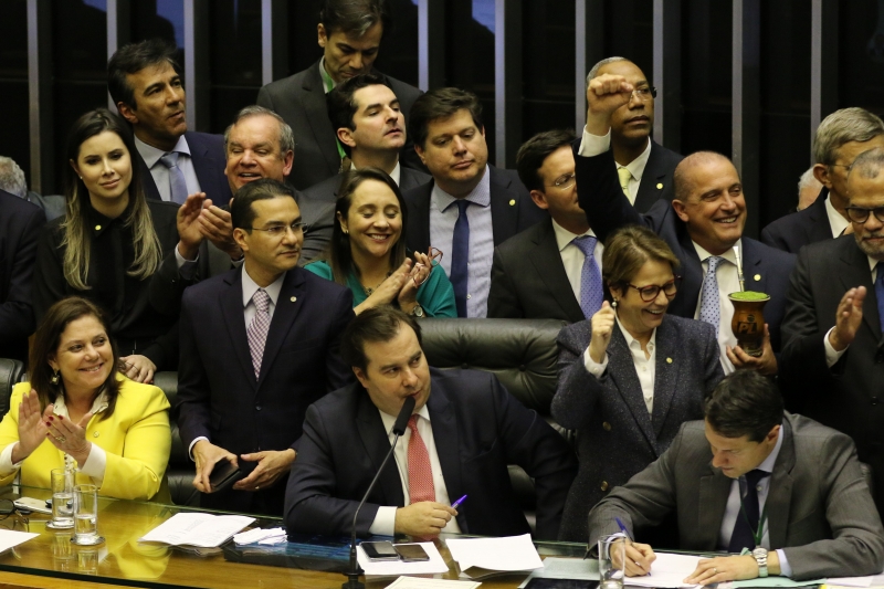 Rodrigo Maia comanda a sessão; Onyx Lorenzoni, com cuia de chimarrão, comemora votos