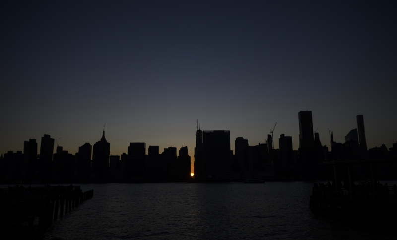 Vista dos arranhacéus da ilha de Manhattan às escuras, uma cena inimaginável
