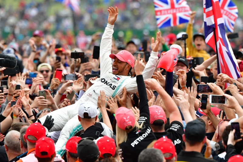 O britânico Lewis Hamilton fez a festa nos braços da torcida local ao vencer dentro de casa
