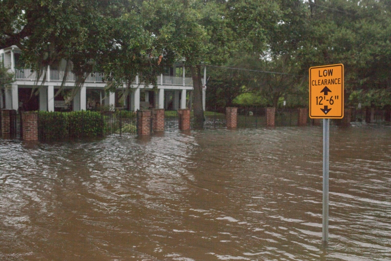 Água cobriu ruas na cidade de Mandeville, na Louisiana 