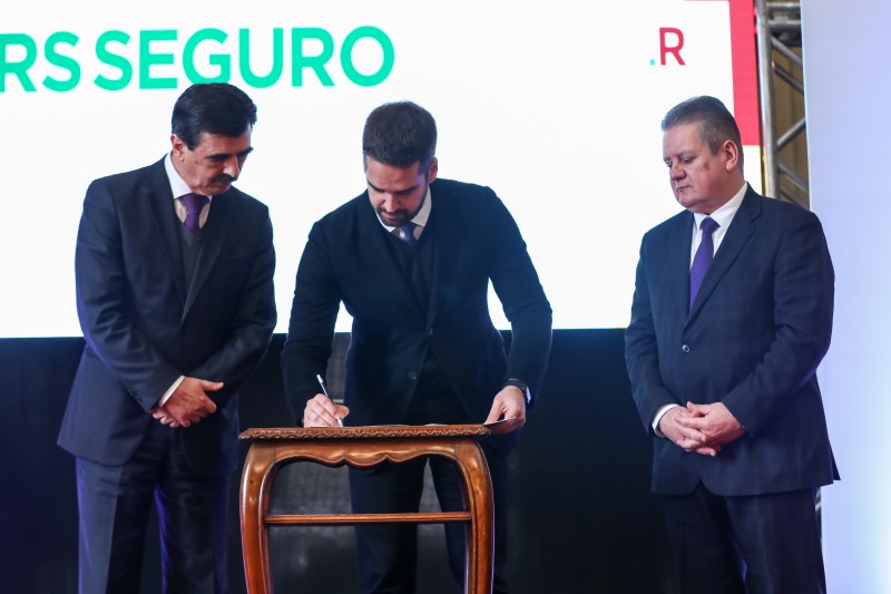 Eduardo Leite (centro), com vice-governador (direita), assinou cinco decretos para segurança pública