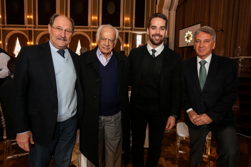 Na posse (esq. para dir.), ex-governadores Sartori, Simon, Leite e Rigotto