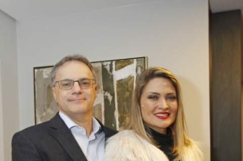 {'nm_midia_inter_thumb1':'https://www.jornaldocomercio.com/_midias/jpg/2019/07/16/206x137/1_mc160719_social_bins__11_-8785627.jpg', 'id_midia_tipo':'2', 'id_tetag_galer':'', 'id_midia':'5d2e64b8bec3f', 'cd_midia':8785638, 'ds_midia_link': 'https://www.jornaldocomercio.com/_midias/jpg/2019/07/16/480x320/1_mc160719_social_bins__11_-8785627.jpg', 'ds_midia': 'César Saut e Leila Fraga Saut no concorrido evento', 'ds_midia_credi': 'MARIANA CARLESSO/JC', 'ds_midia_titlo': 'César Saut e Leila Fraga Saut no concorrido evento', 'cd_tetag': '1', 'cd_midia_w': '480', 'cd_midia_h': '319', 'align': 'Left'}