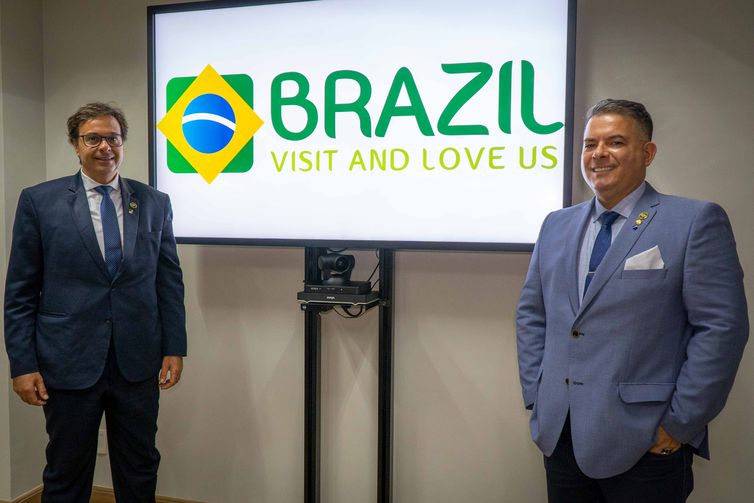 Presidente da Embratur, Gilson Machado Neto (esquerda), ao lado do diretor de Marketing, Osvaldo Matos de Melo Júnior