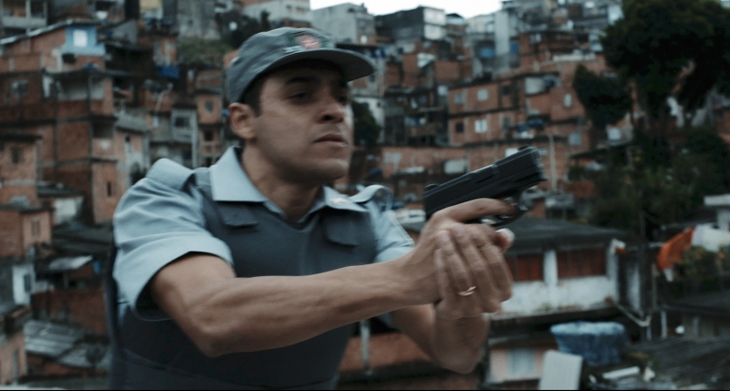 Cabo Rosinha (Rui Ricardo Dias) é acusado de assassinato de criança durante ação em escola