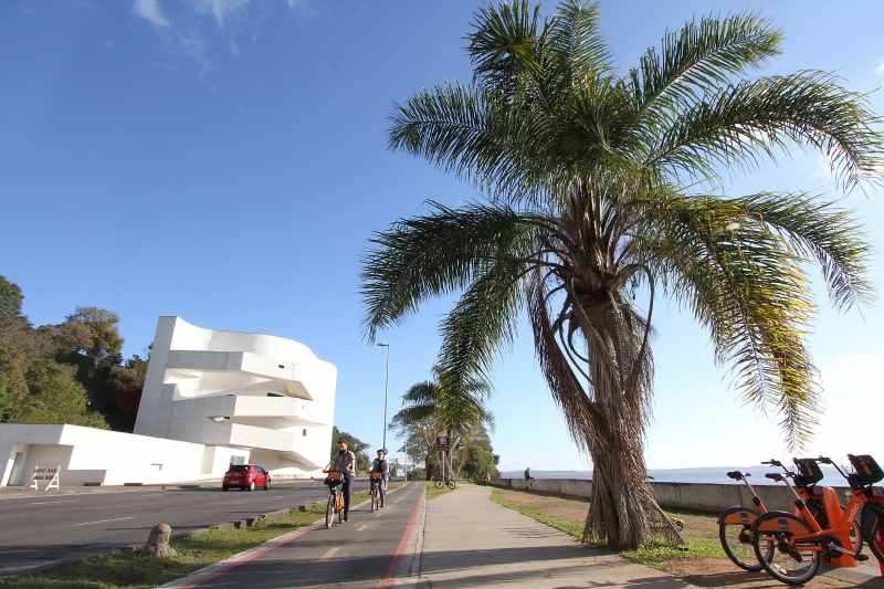 Prédio abriga obra do artista junto à famosa prainha do Iberê