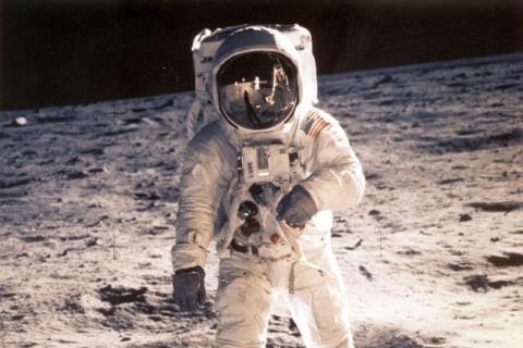 Em fotografia tirada por Armstrong, Edwin Buzz Aldrin aparece explorando a superfície lunar