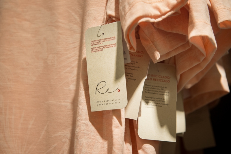 {'nm_midia_inter_thumb1':'https://www.jornaldocomercio.com/_midias/jpg/2019/07/19/206x137/1_selo_re___reproducao_jc-8788493.jpg', 'id_midia_tipo':'2', 'id_tetag_galer':'', 'id_midia':'5d320eb3efce9', 'cd_midia':8788493, 'ds_midia_link': 'https://www.jornaldocomercio.com/_midias/jpg/2019/07/19/selo_re___reproducao_jc-8788493.jpg', 'ds_midia': 'Selo Re leva ao consumidor todas as informações sobre a peça produzida', 'ds_midia_credi': 'REPRODUÇÃO/JC', 'ds_midia_titlo': 'Selo Re leva ao consumidor todas as informações sobre a peça produzida', 'cd_tetag': '1', 'cd_midia_w': '800', 'cd_midia_h': '533', 'align': 'Left'}