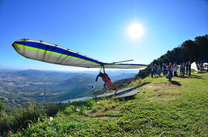 Voos de asa delta e prática de rapel (foto abaixo) são algumas das atrações aos visitantes do município