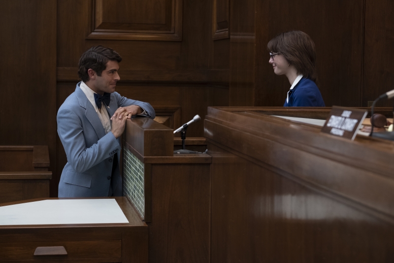 Zac Efron e Kaya Scodelario em cena de tribunal da cinebiografia 'Ted Bundy - A irresistível face do mal'