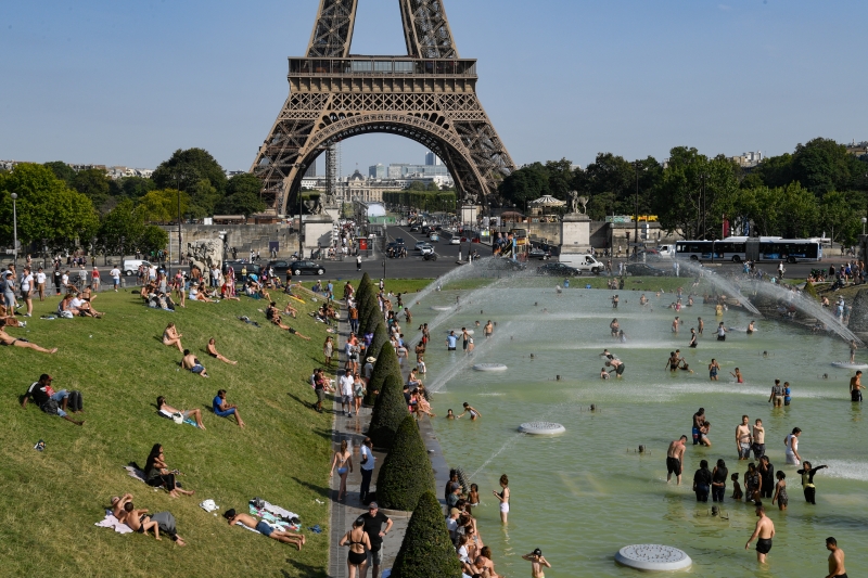 Pessoas se refrescaram nas fontes do Trocadero, próximo à Torre Eiffel, em Paris