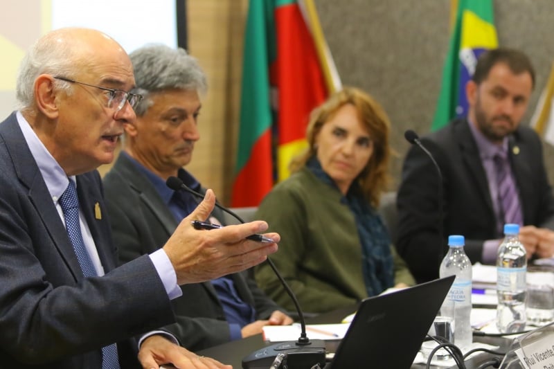 Para Oppermann (e), governo escolheu federais como alvos principais