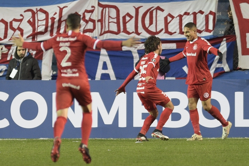 Guerrero celebra o gol da vitória quase no fim da partida no Uruguai