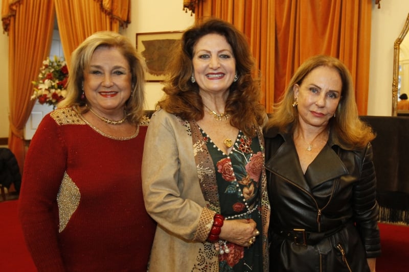 {'nm_midia_inter_thumb1':'https://www.jornaldocomercio.com/_midias/jpg/2019/07/24/206x137/1_mc240719_social__11_-8792041.jpg', 'id_midia_tipo':'2', 'id_tetag_galer':'', 'id_midia':'5d38e73d50ede', 'cd_midia':8792041, 'ds_midia_link': 'https://www.jornaldocomercio.com/_midias/jpg/2019/07/24/mc240719_social__11_-8792041.jpg', 'ds_midia': 'Maria Helena Pilla do Valle, Cristina Piccoli e Zulmira Sommer no encontro da Confraria do Bem ', 'ds_midia_credi': 'MARIANA CARLESSO/JC', 'ds_midia_titlo': 'Maria Helena Pilla do Valle, Cristina Piccoli e Zulmira Sommer no encontro da Confraria do Bem ', 'cd_tetag': '1', 'cd_midia_w': '800', 'cd_midia_h': '533', 'align': 'Left'}