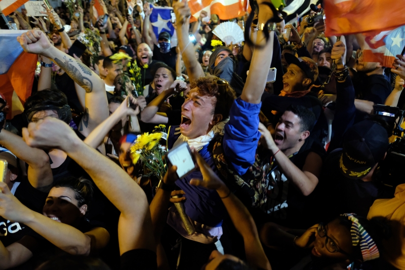Multidão comemora renúncia de Ricardo Rosseló na capital San Juan