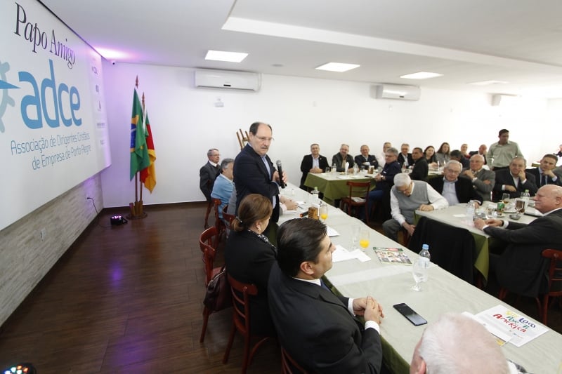 Sartori palestrou em reunião-almoço organizada pela Associação de Dirigentes Cristãos de Empresas