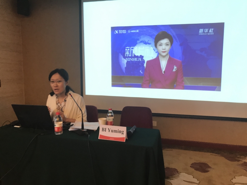 Bi Yuming com a apresentadora Xin Xiaomeng em telejornal da Agência Xinhua 