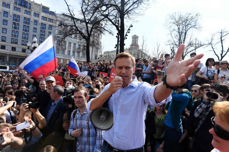Em 2018, Navalny foi atingido com uma substância tóxica verde que o cegou por um tempo