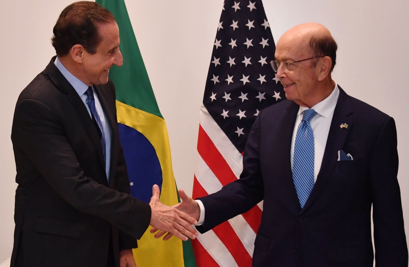 Paulo Skaf (E) cumprimenta o secretário americano Wilbur Ross (D) após reunião