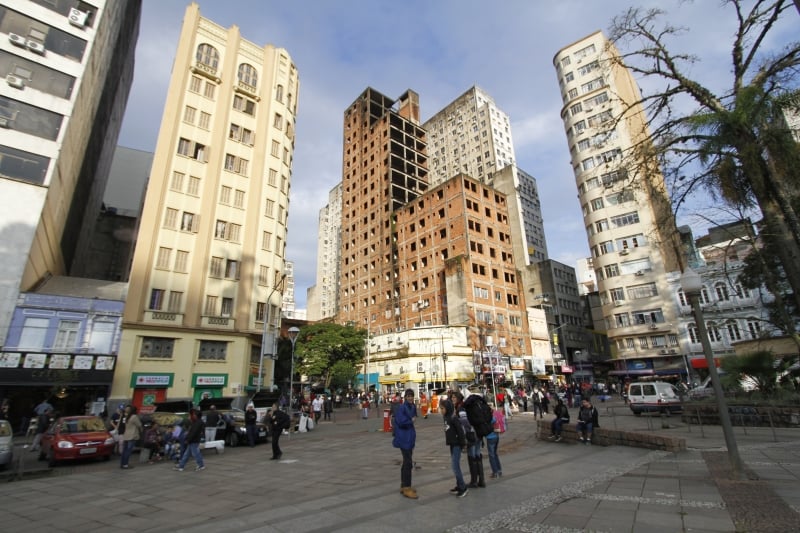 Prédio com 19 andares começou a ser erguido na década de 1950 e tem parte da área ocupada