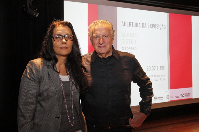 A curadora Virgínia Aita com o artista Sérgio Sister