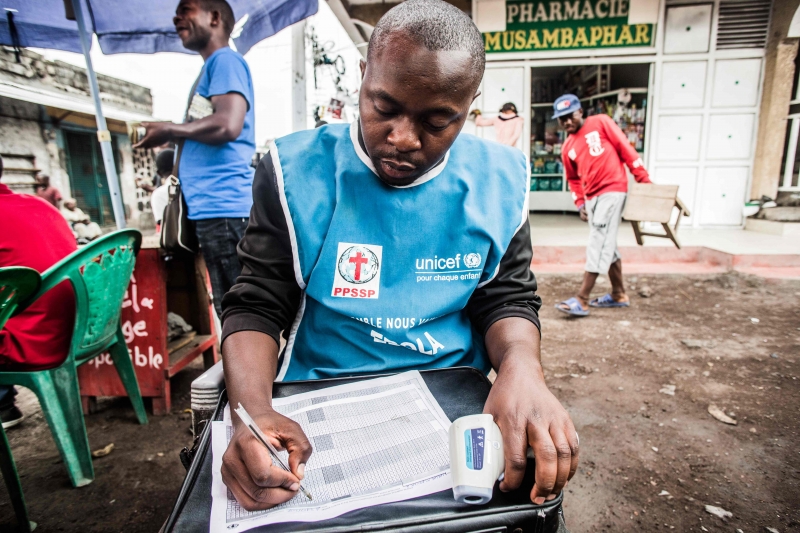 Epidemia de ebola no país africano enfrenta rejeição a vacinas