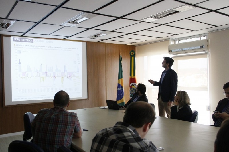 É o terceiro trimestre seguido de crescimento, mas a recuperação vem em queda, conforme os dados