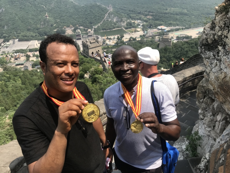 {'nm_midia_inter_thumb1':'https://www.jornaldocomercio.com/_midias/jpg/2019/08/01/206x137/1_b1e1477b_8b1c_48d4_9c26_1ffd6d66ce00-8797438.jpg', 'id_midia_tipo':'2', 'id_tetag_galer':'', 'id_midia':'5d42f750ab229', 'cd_midia':8797438, 'ds_midia_link': 'https://www.jornaldocomercio.com/_midias/jpg/2019/08/01/b1e1477b_8b1c_48d4_9c26_1ffd6d66ce00-8797438.jpg', 'ds_midia': 'Passeio na Muralha da China - dois especialistas em Direito Abebe Assefe (esquerda), da Eti&oacute;pia, Mathias Sahinkuye, da Tanz&acirc;nia, com medalhas ', 'ds_midia_credi': 'PATR&Iacute;CIA COMUNELLO/ESPECIAL/JC', 'ds_midia_titlo': 'Passeio na Muralha da China - dois especialistas em Direito Abebe Assefe (esquerda), da Eti&oacute;pia, Mathias Sahinkuye, da Tanz&acirc;nia, com medalhas ', 'cd_tetag': '1', 'cd_midia_w': '800', 'cd_midia_h': '600', 'align': 'Left'}