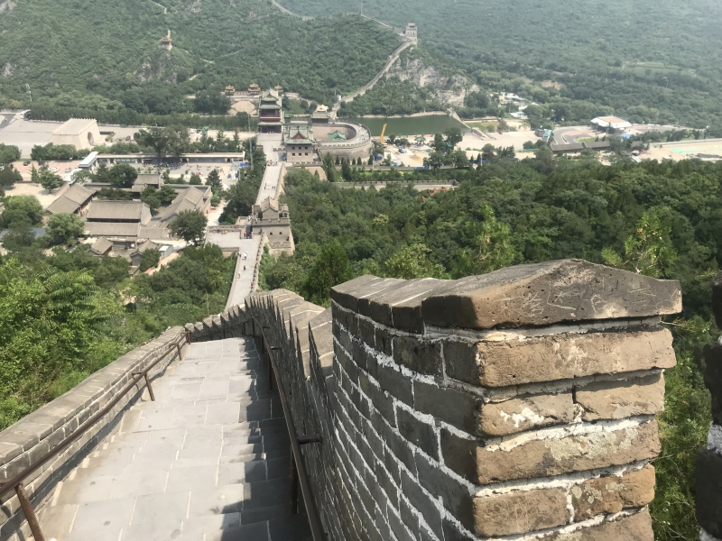 Caminho de pedra vai cingindo a cadeia de montanhas com degraus que testam o fôlego dos visitantes 
