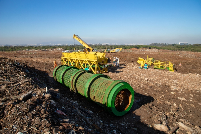 Chamado de trommel, equipamento processa a caliça da construção civil e produz nova matéria-prima