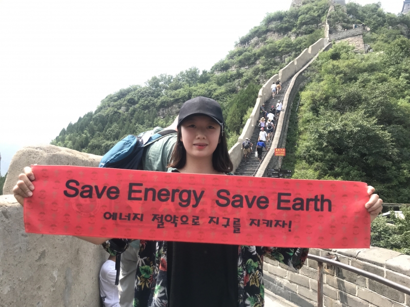 Jovem sul-coreana abre faixa com alerta: Poupe energia. Salva a Terra