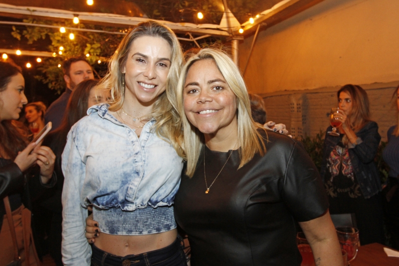{'nm_midia_inter_thumb1':'https://www.jornaldocomercio.com/_midias/jpg/2019/08/01/206x137/1_mc010819_social_bins__29_-8798419.jpg', 'id_midia_tipo':'2', 'id_tetag_galer':'', 'id_midia':'5d437eb0e2120', 'cd_midia':8798419, 'ds_midia_link': 'https://www.jornaldocomercio.com/_midias/jpg/2019/08/01/mc010819_social_bins__29_-8798419.jpg', 'ds_midia': 'Bruna Krause e Paulinha Moraes no simp&aacute;tico coquetel', 'ds_midia_credi': 'MARIANA CARLESSO/JC', 'ds_midia_titlo': 'Bruna Krause e Paulinha Moraes no simp&aacute;tico coquetel', 'cd_tetag': '1', 'cd_midia_w': '800', 'cd_midia_h': '533', 'align': 'Left'}