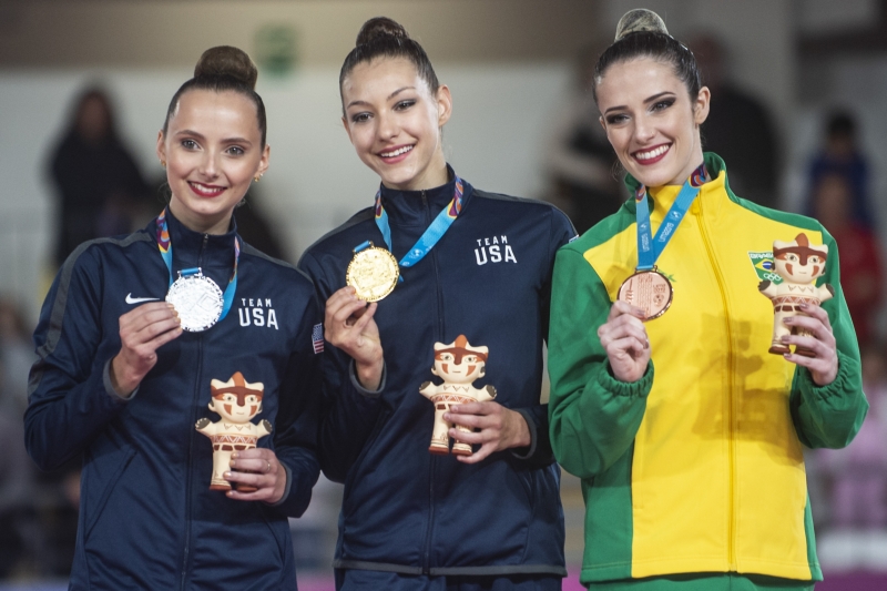 Natalia Gaudio ao lado de Evita Griskenas (c) e Camilla Feeley