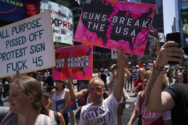 Manifestantes realizaram protesto na Times Square pressionando por legislação mais rigorosa
