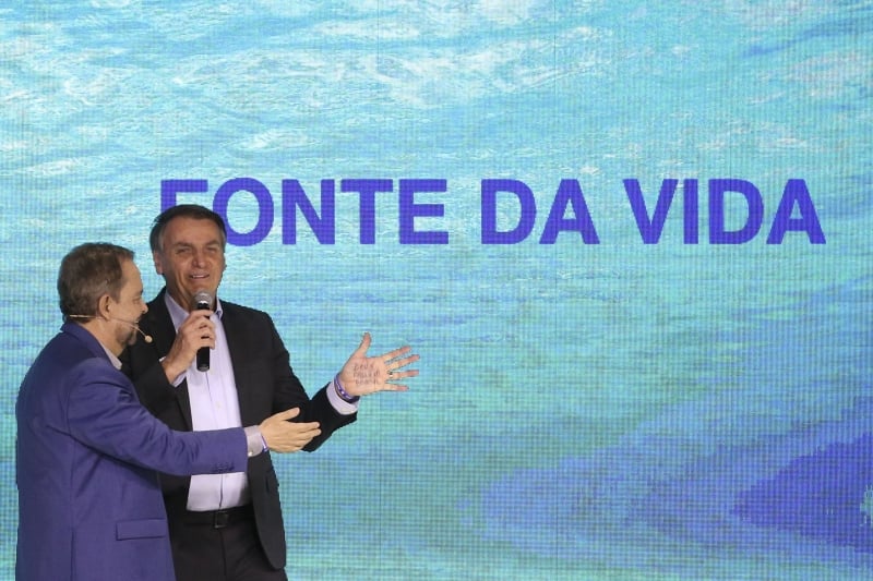 'Imprensa ainda está na oposição', disse Bolsonaro (e) em culto evangélico