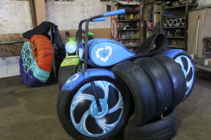 Motocicletas, pulas-pulas e gangorras são criadas com a utilização do material e levadas para escolas infantis