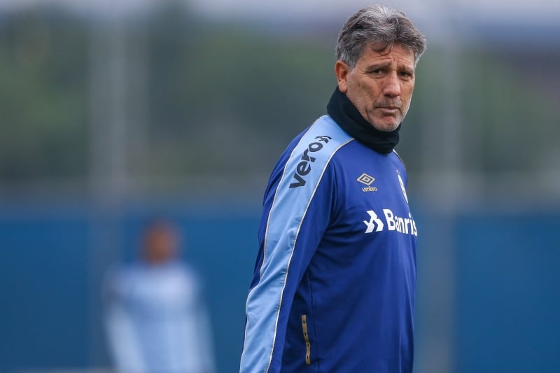 Os médicos do Grêmio orientaram o técnico a não viajar até Porto Alegre
