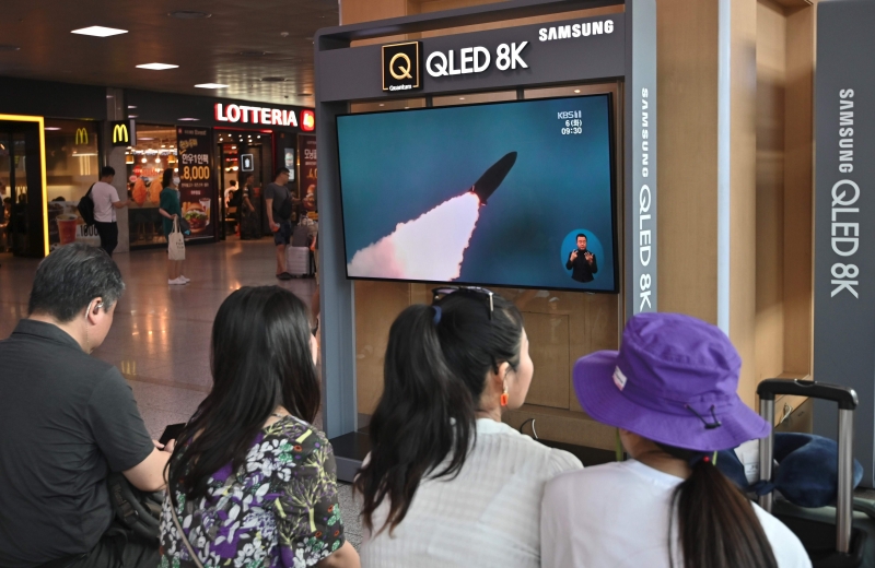Sul-coreanos assistem pela TV lançamento de foguetes feito pelo país vizinho