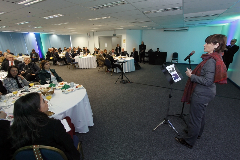 Andreea apresentou os estágios dos trabalhos a empresários na Fiergs