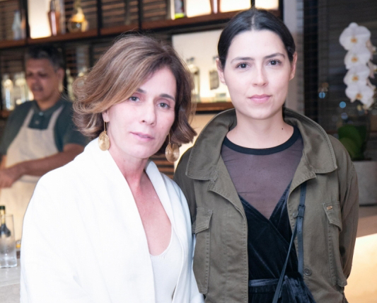 {'nm_midia_inter_thumb1':'https://www.jornaldocomercio.com/_midias/jpg/2019/08/06/206x137/1_nazareth_metsavaht_e_clara_reis_foto_miguel_sa_8800111-8801630.jpg', 'id_midia_tipo':'2', 'id_tetag_galer':'', 'id_midia':'5d49eb8000392', 'cd_midia':8801630, 'ds_midia_link': 'https://www.jornaldocomercio.com/_midias/jpg/2019/08/06/nazareth_metsavaht_e_clara_reis_foto_miguel_sa_8800111-8801630.jpg', 'ds_midia': 'Nazar&eacute; de Almeida Braga Metsavaht e Clara Reis no Hotel Janeiro', 'ds_midia_credi': 'MIGUEL S&Aacute;/DIVULGA&Ccedil;&Atilde;O/JC', 'ds_midia_titlo': 'Nazar&eacute; de Almeida Braga Metsavaht e Clara Reis no Hotel Janeiro', 'cd_tetag': '1', 'cd_midia_w': '533', 'cd_midia_h': '428', 'align': 'Left'}