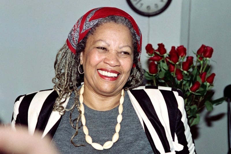 Primeira mulher negra a receber o Pr&ecirc;mio Nobel de Literatura, em 1993, Toni Morrison colocou no centro da fic&ccedil;&atilde;o experi&ecirc;ncias, mem&oacute;rias e sil&ecirc;ncios da popula&ccedil;&atilde;o negra dos Estados Unidos