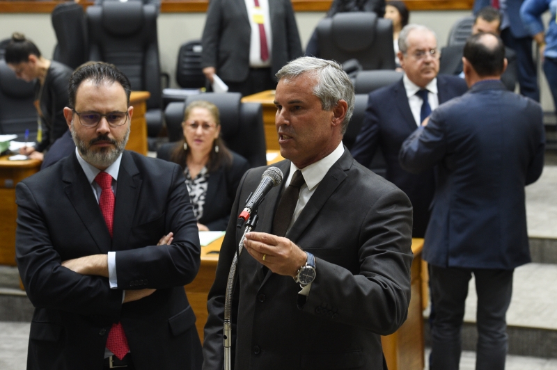Presidente da CCJ, Gomes (e), e líder do governo, Pinheiro, discutiram