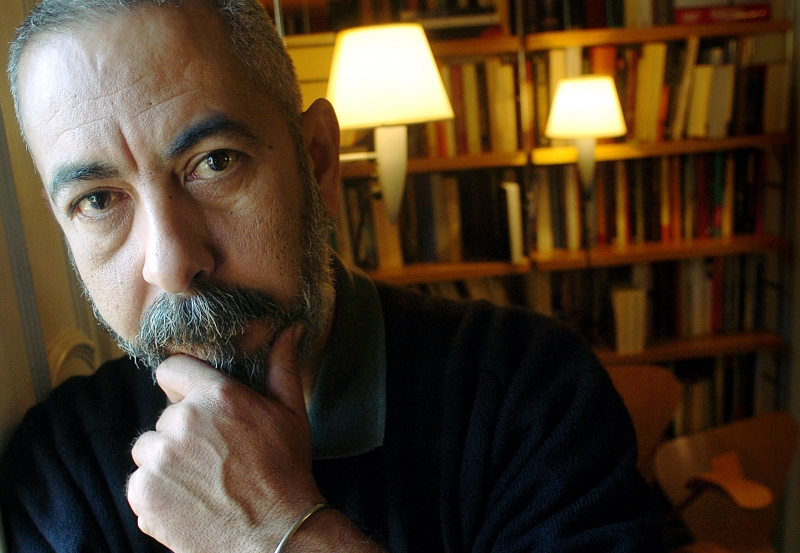 Autor tem sessão de autógrafos do livro e conversa com diretor do Instituto Cervantes, José Vicente Ballester, e com Sergius Gonzaga no Teatro Renascença