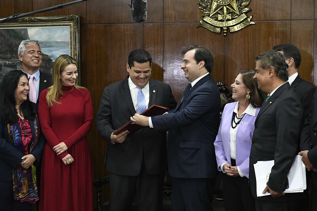 Rodrigo Maia (D) entregou PEC ao chefe da Casa, Davi Alcolumbre (C)