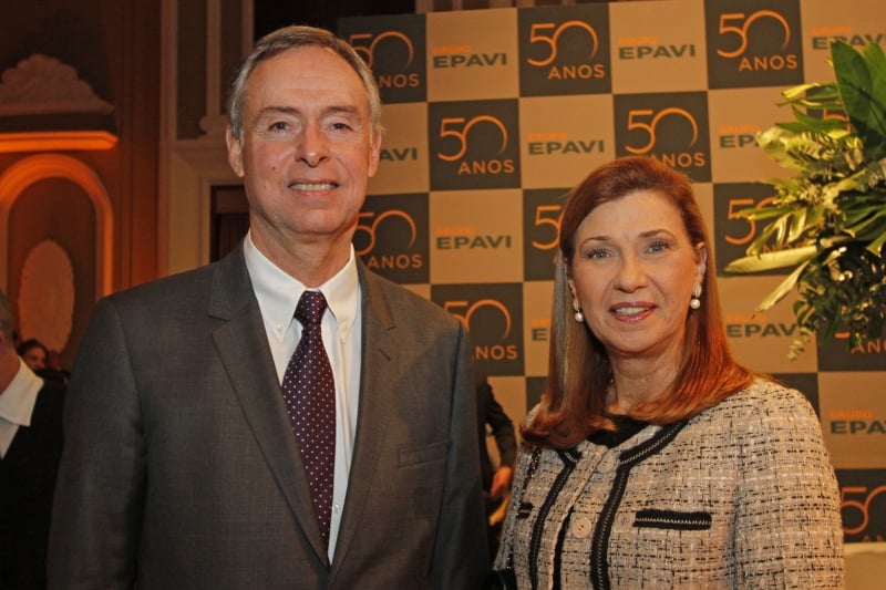 {'nm_midia_inter_thumb1':'https://www.jornaldocomercio.com/_midias/jpg/2019/08/08/206x137/1_mc080819_social_bins__7_-8804747.jpg', 'id_midia_tipo':'2', 'id_tetag_galer':'', 'id_midia':'5d4cb4537f7c1', 'cd_midia':8804747, 'ds_midia_link': 'https://www.jornaldocomercio.com/_midias/jpg/2019/08/08/mc080819_social_bins__7_-8804747.jpg', 'ds_midia': 'Festa de 50 anos do Grupo Epavi  Na foto: Jorge Logemann e Eliana Logemann', 'ds_midia_credi': 'MARIANA CARLESSO/JC', 'ds_midia_titlo': 'Festa de 50 anos do Grupo Epavi  Na foto: Jorge Logemann e Eliana Logemann', 'cd_tetag': '1', 'cd_midia_w': '800', 'cd_midia_h': '533', 'align': 'Left'}