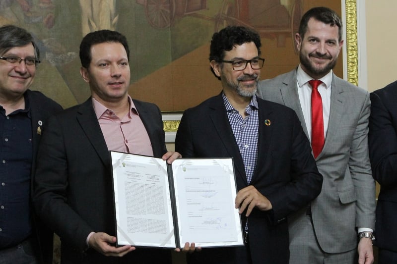 Nelson Marchezan Júnior e Elkin Velásquez firmaram documento