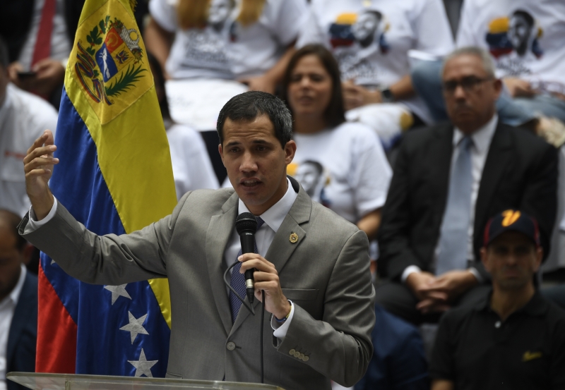 Líder da oposição, Guiadó disse que Maduro pretende dissolver Legislativo nesta segunda