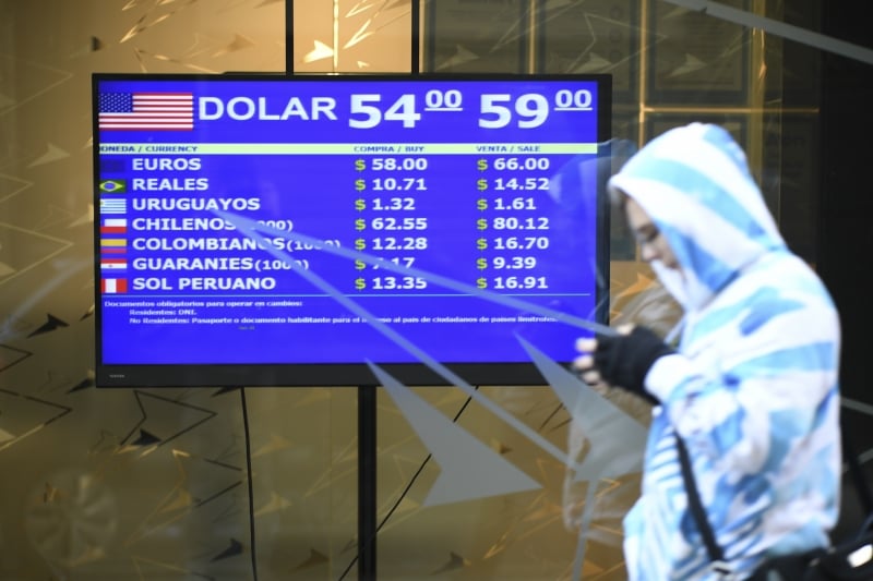 Moeda chegou a perder 9,32% de seu valor nesta terça-feira, tocando 59 por dólar