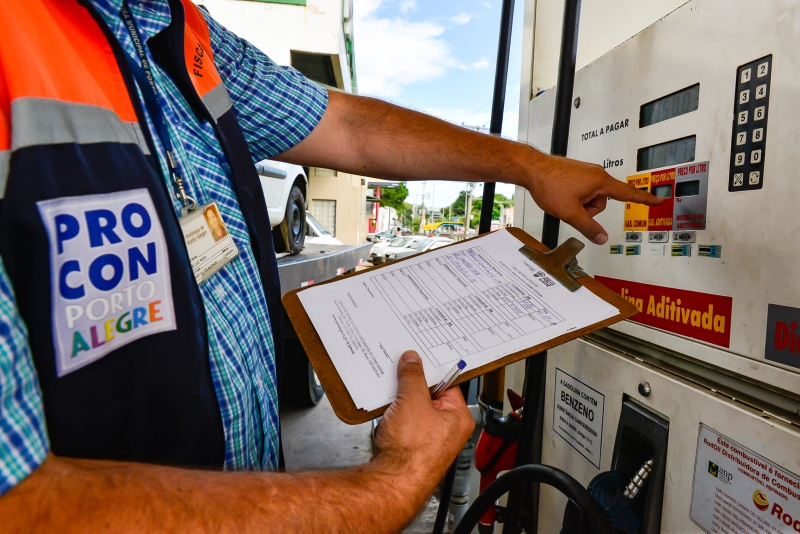 Em julho, combustível aumentou em até R$ 0,50, enquanto valores das refinarias tiveram redução de 4,4%