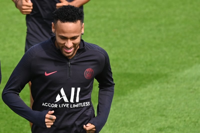 Enquanto é disputado pelo Real Madrid e Barcelona, Neymar treina sozinho no Paris Saint-Germain